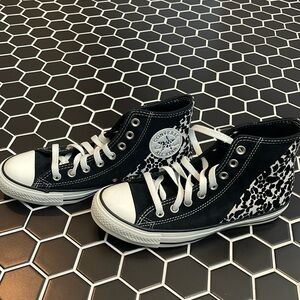 ✨BRAND NEW NEVER WORN✨ Hightop Converse Sneakers